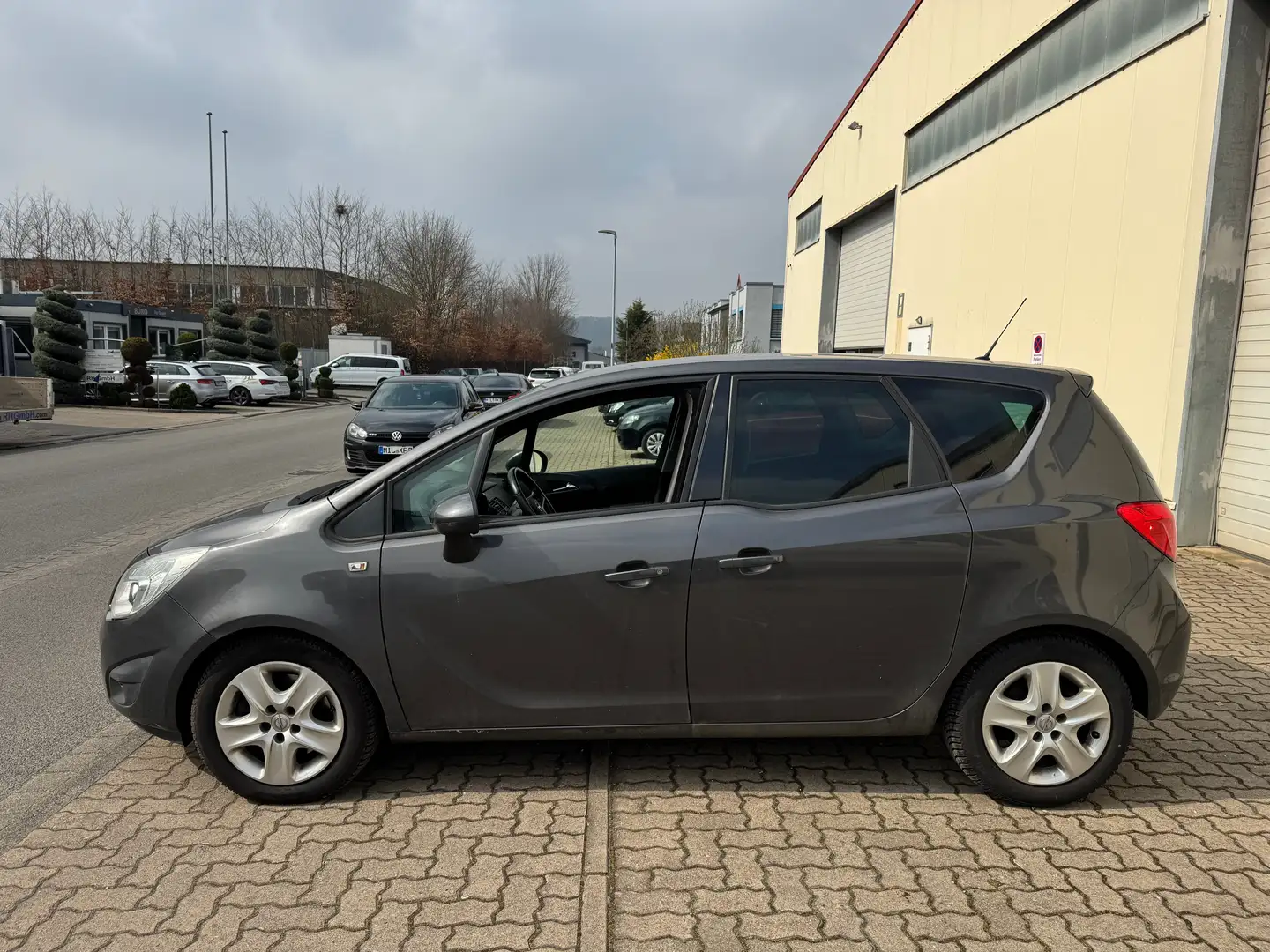 Opel Meriva 1.7 CDTI Design Edition/MOTOR LÄUFT UNRUND Grijs - 2