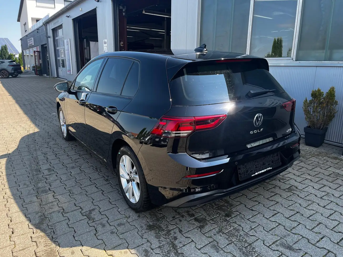 Volkswagen Golf 1.5 TSI Life LED Navi Lenkradheizung AHK Schwarz - 2