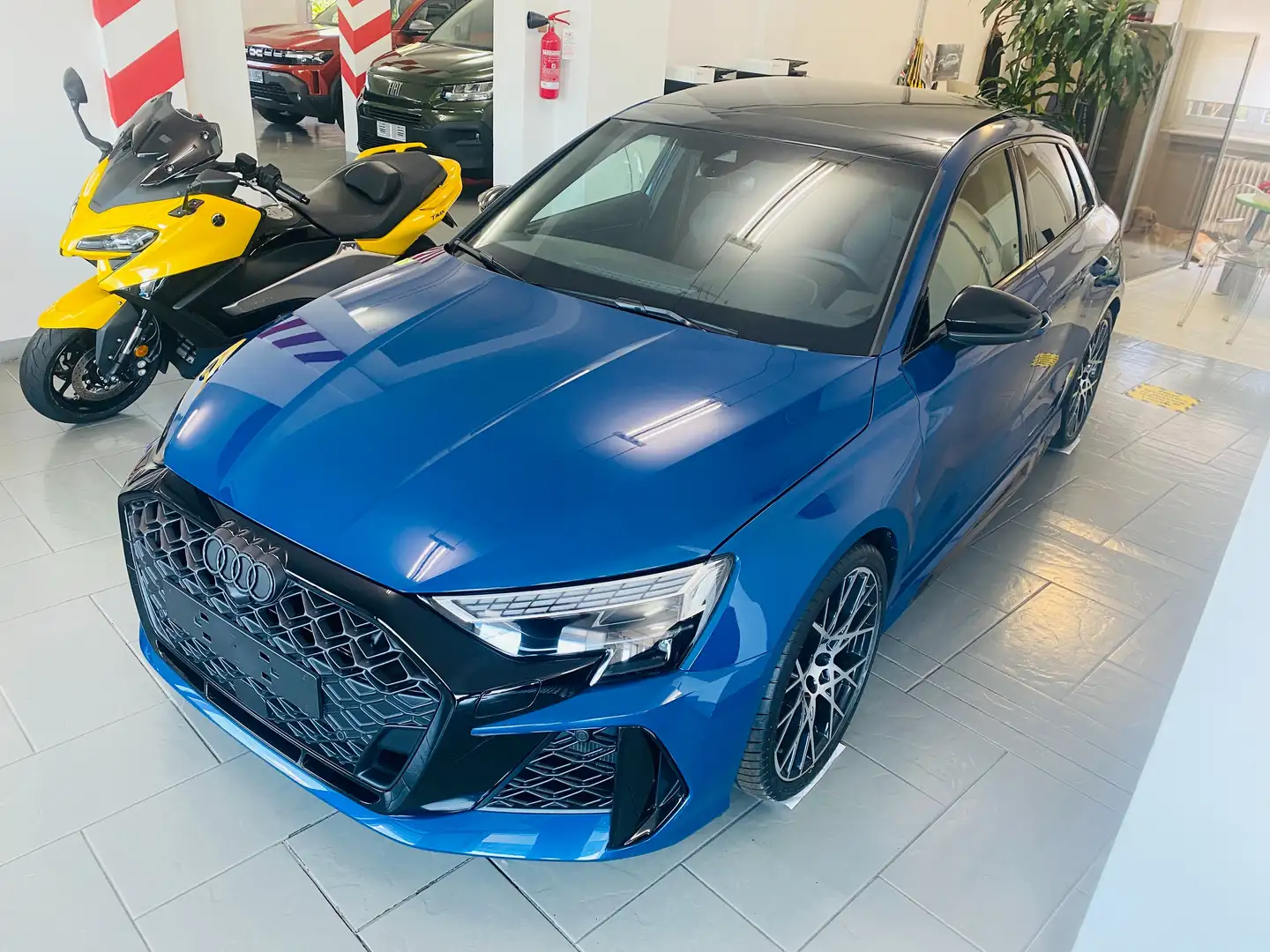 Audi RS3 Sportback 2.5 tfsi Quattro S-tronic Blau - 2