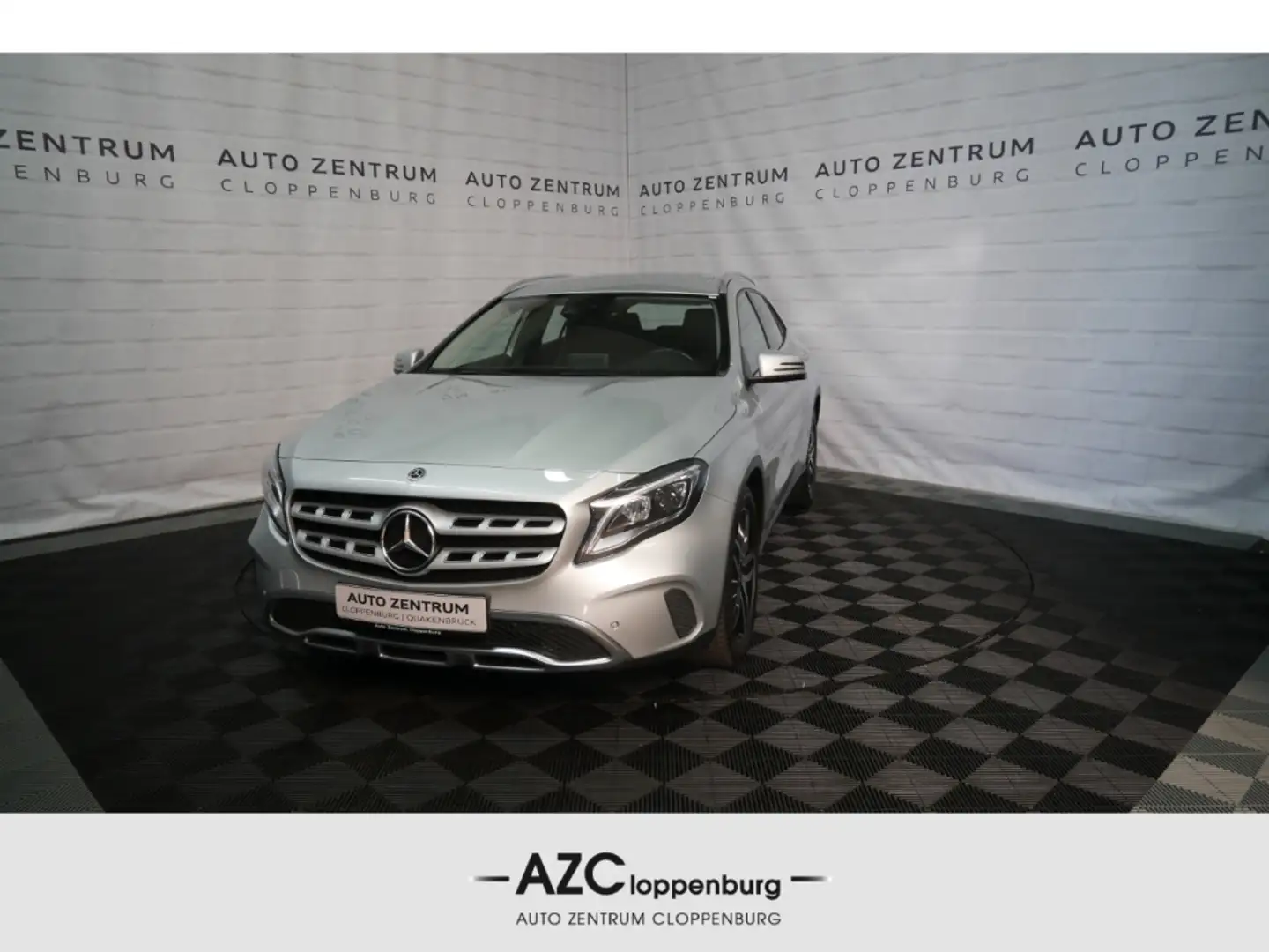 Mercedes-Benz GLA 200 Urban+LED+Navi-Garmin+Teilleder+PDC+18'' Argent - 1