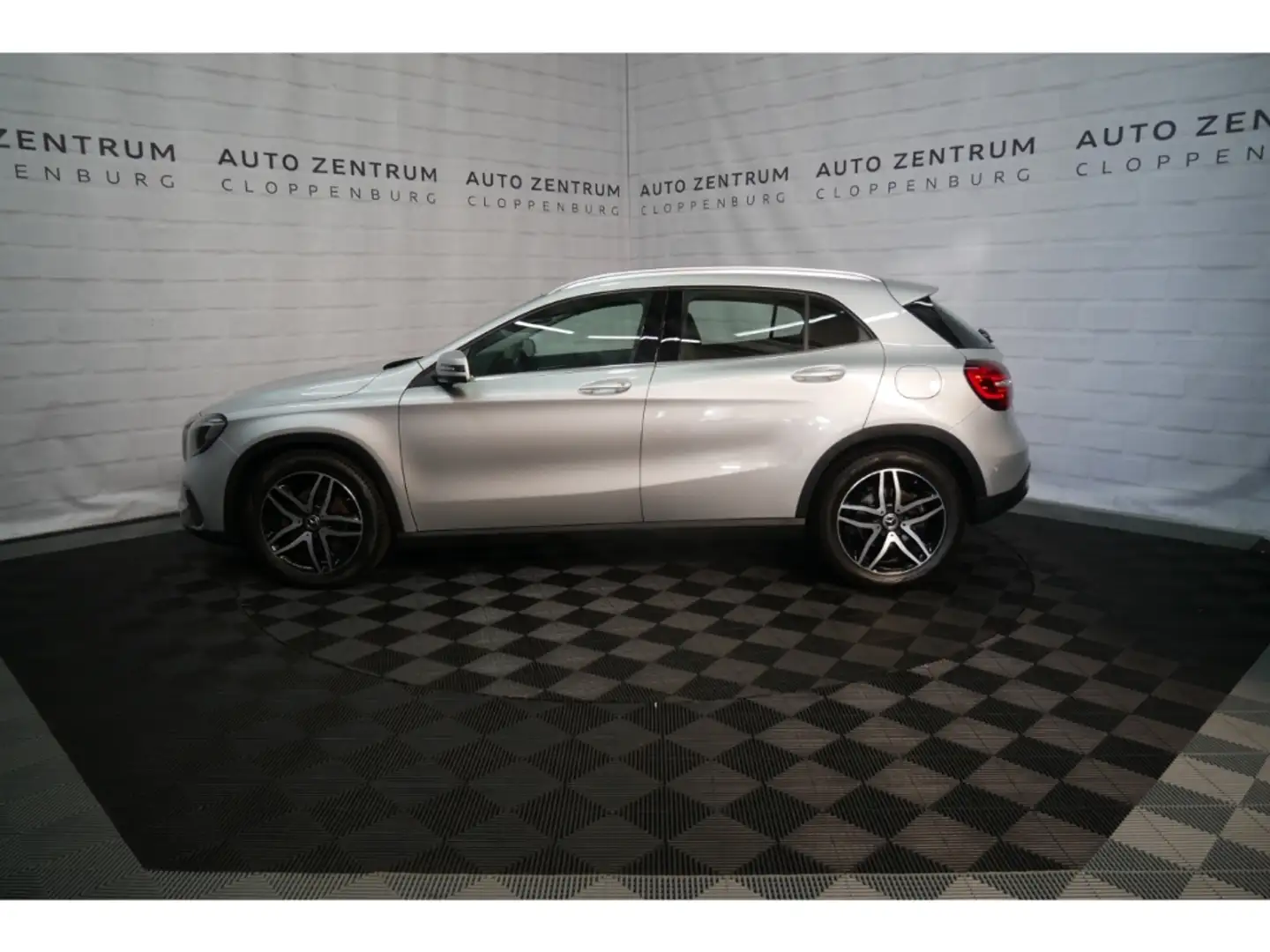 Mercedes-Benz GLA 200 Urban+LED+Navi-Garmin+Teilleder+PDC+18'' Argent - 2