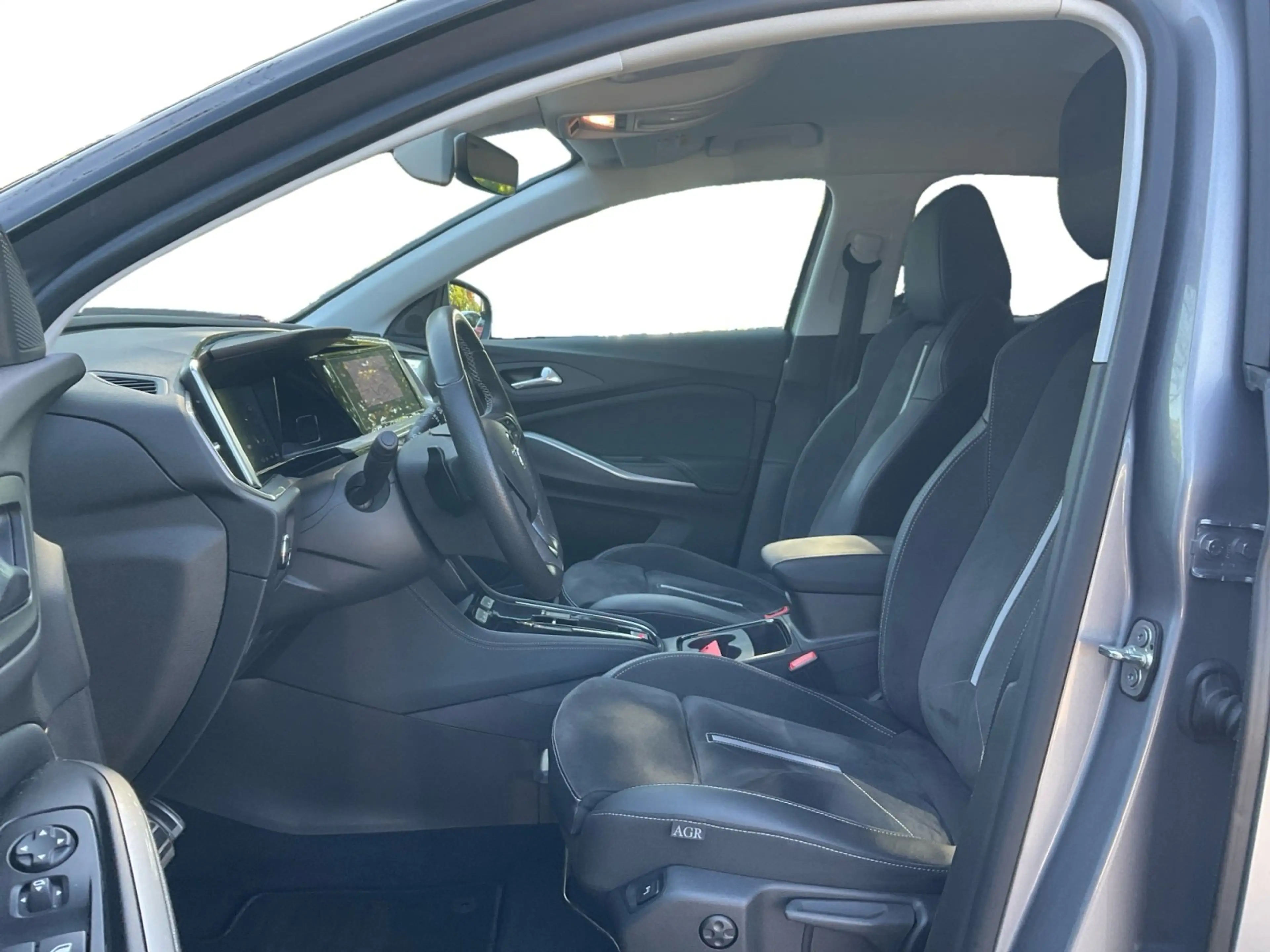 Opel Grandland 1.6 GSE Plug in Hybrid SOH: 99% Navi — photo 11