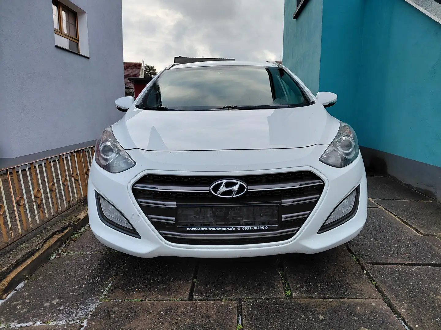 Hyundai i30 i30 blue Kombi 1.6 CRDi Style Weiß - 2