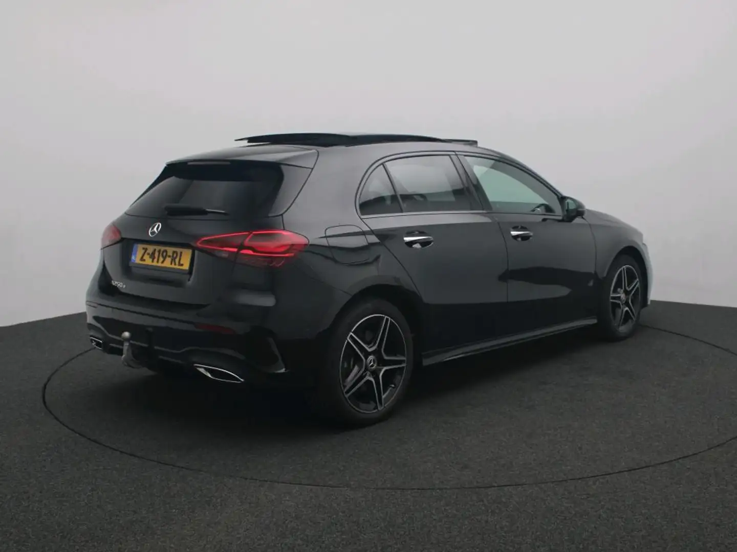 Mercedes-Benz A 250 e AMG Line / Achteruitrijcamera / Trekhaak / Panar Noir - 2