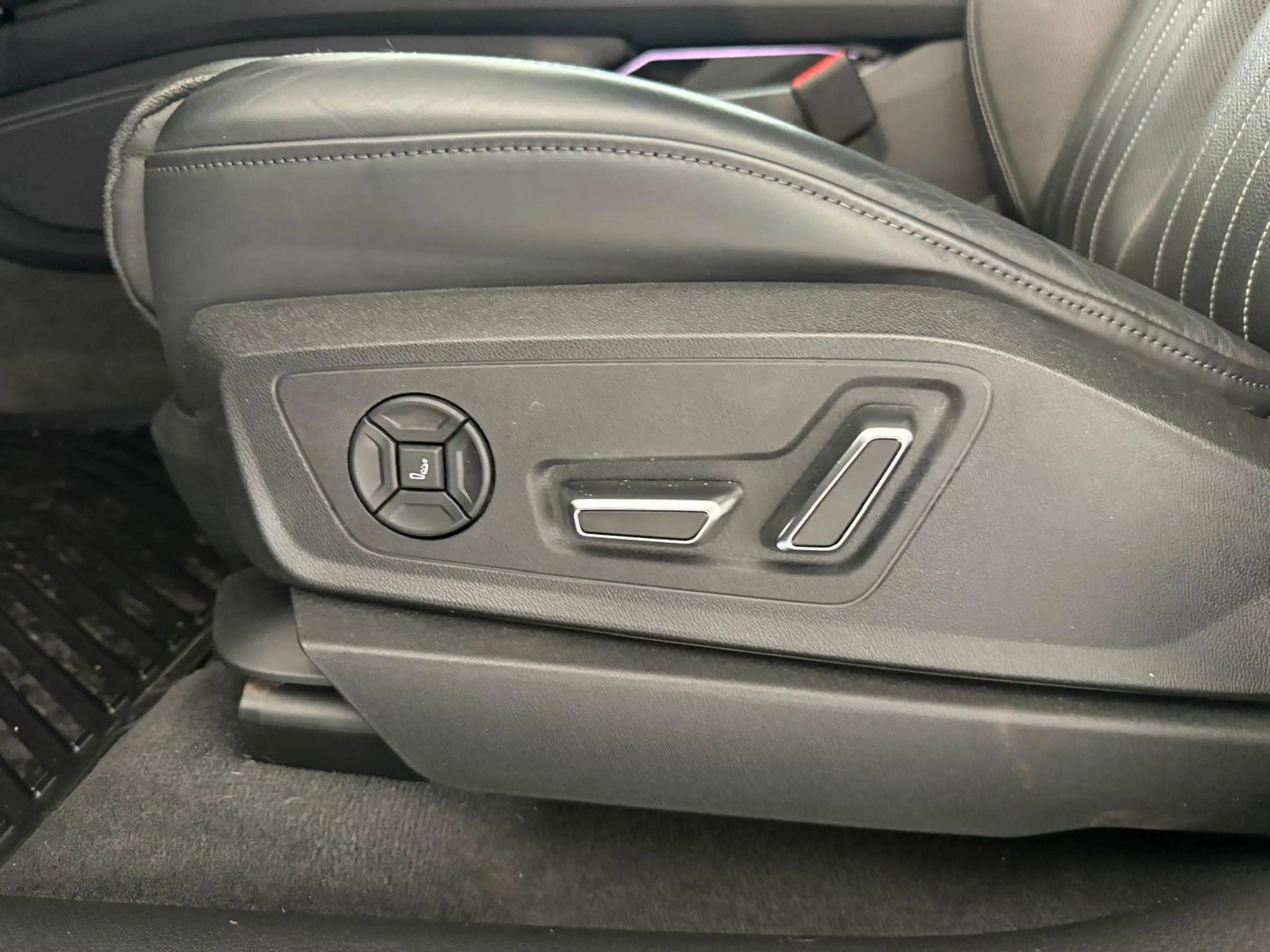 Audi SQ8 e-tron AHK / PANO / MASSAGE / HUD / 22" — photo 11