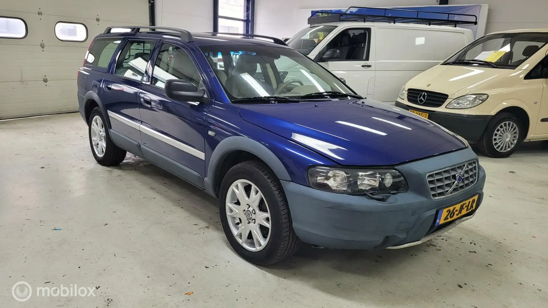 Volvo V70 2.4 T AWD Cross Coutry ocean race automaat Blue - 1