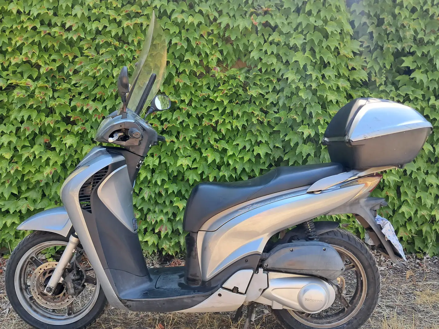 Honda SH 125i iniezione doppio disco bauletto e parabrezza Šedá - 1