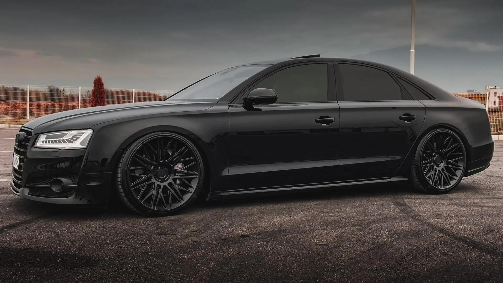 Audi S8 4.0 TFSI quattro plus Schwarz - 1