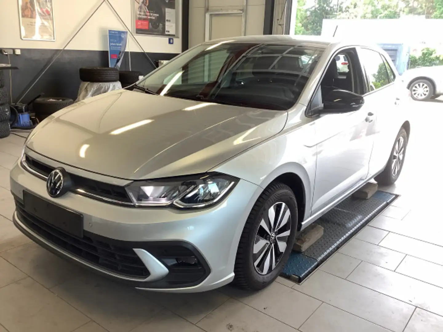 Volkswagen Polo 1.0 TSI Goal Navi Sitzhzg LED ACC CarPlay Silber - 2