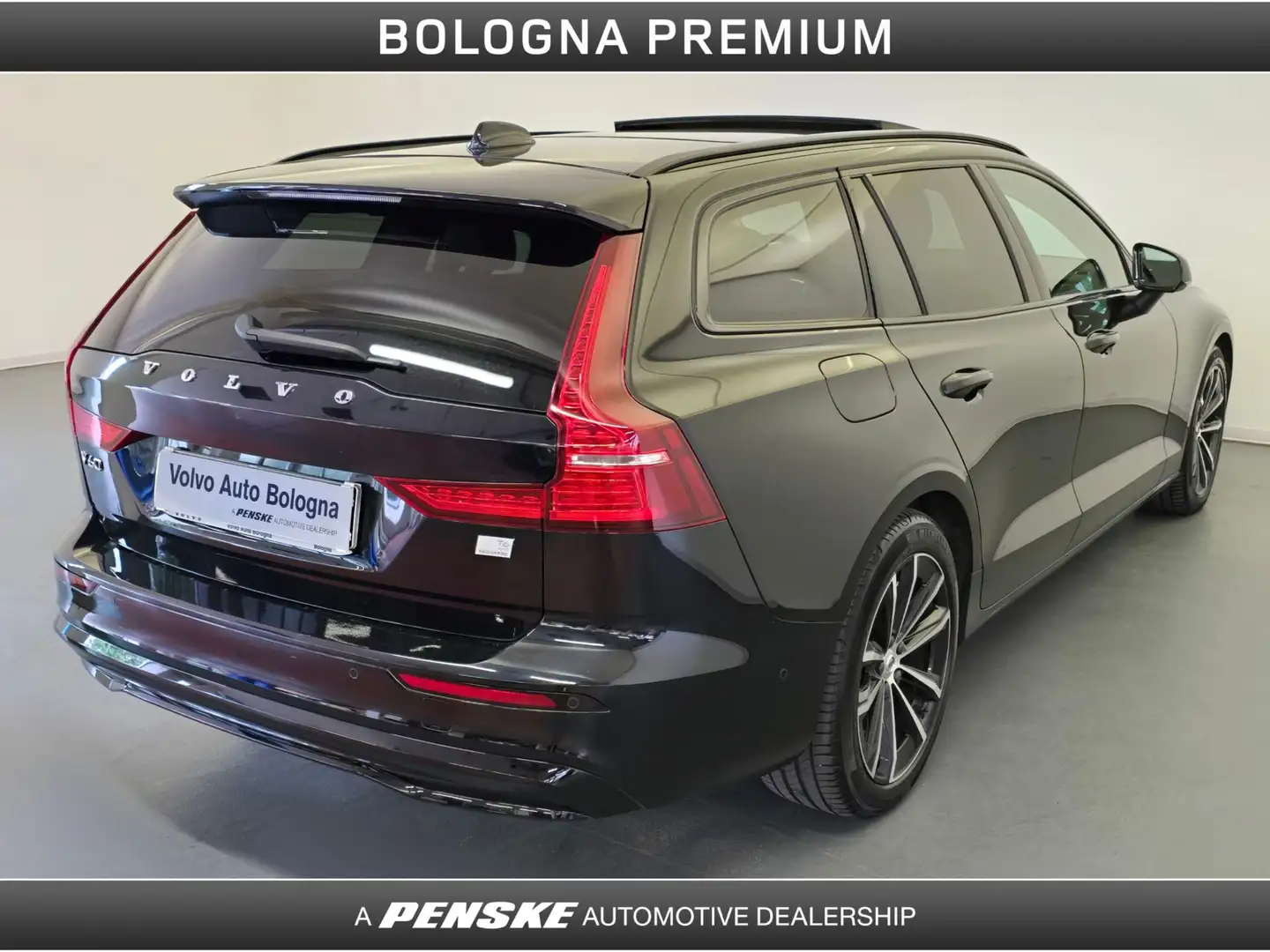 Volvo V60 V60 T6 Plug-in Hybrid AWD automatico Plus Dark Nero - 2