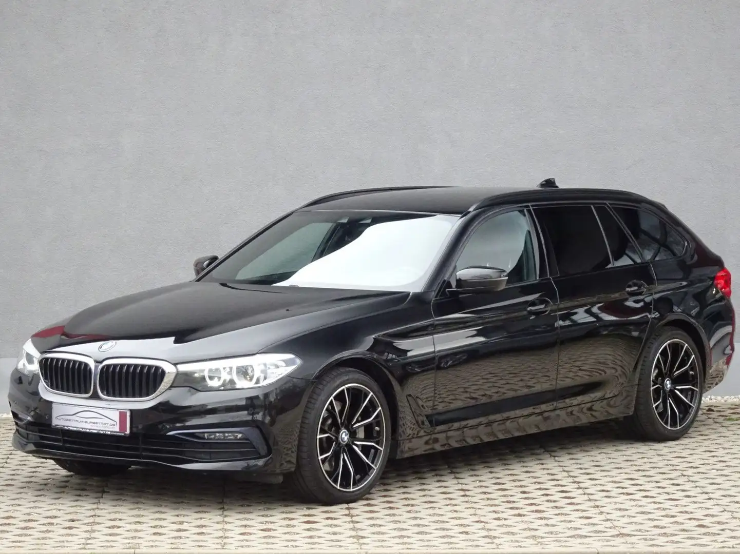 BMW 530 d Touring Sport Line/Business/Live Cockp/19" Zwart - 1