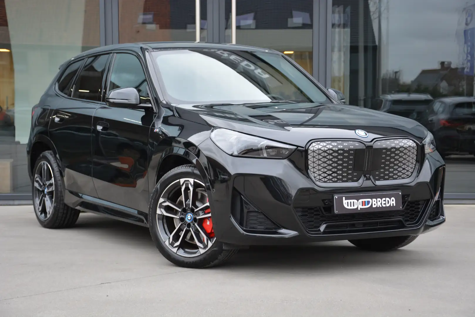 BMW iX1 eDrive20 M-Sport Pro/ACC/HUD/360°Cam/Keyless/19" Schwarz - 1