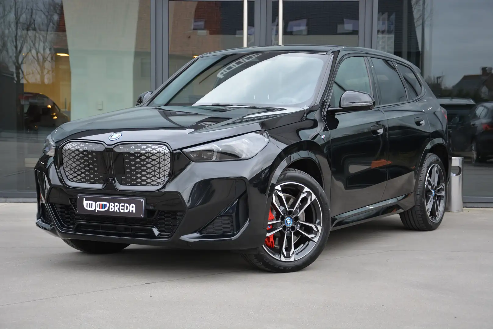 BMW iX1 eDrive20 M-Sport Pro/ACC/HUD/360°Cam/Keyless/19" Schwarz - 2