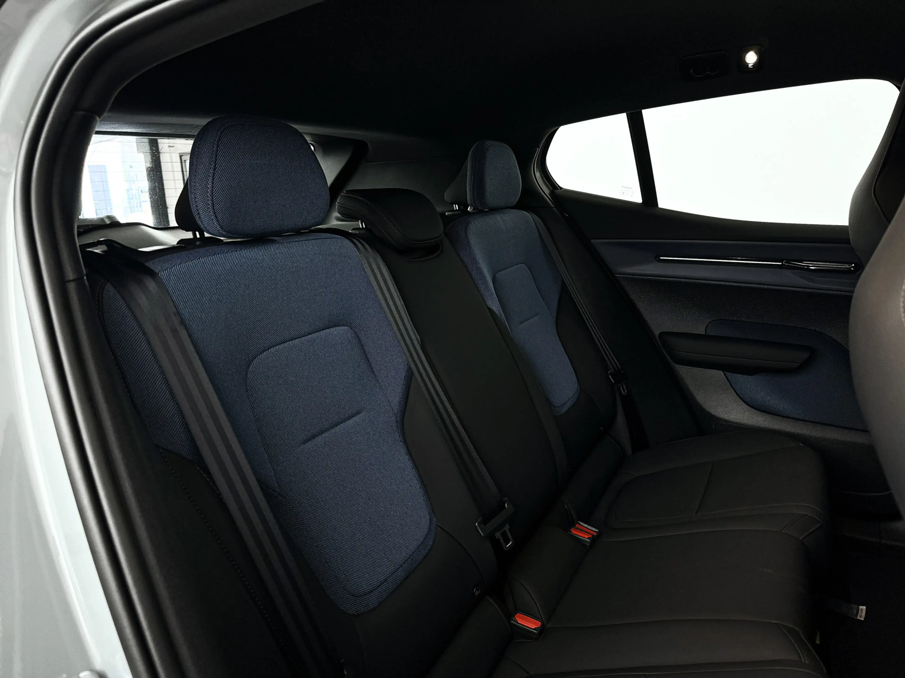 Volvo EX30 Single Motor Extended Range Plus 69 kWh | Parkeerc — photo 31