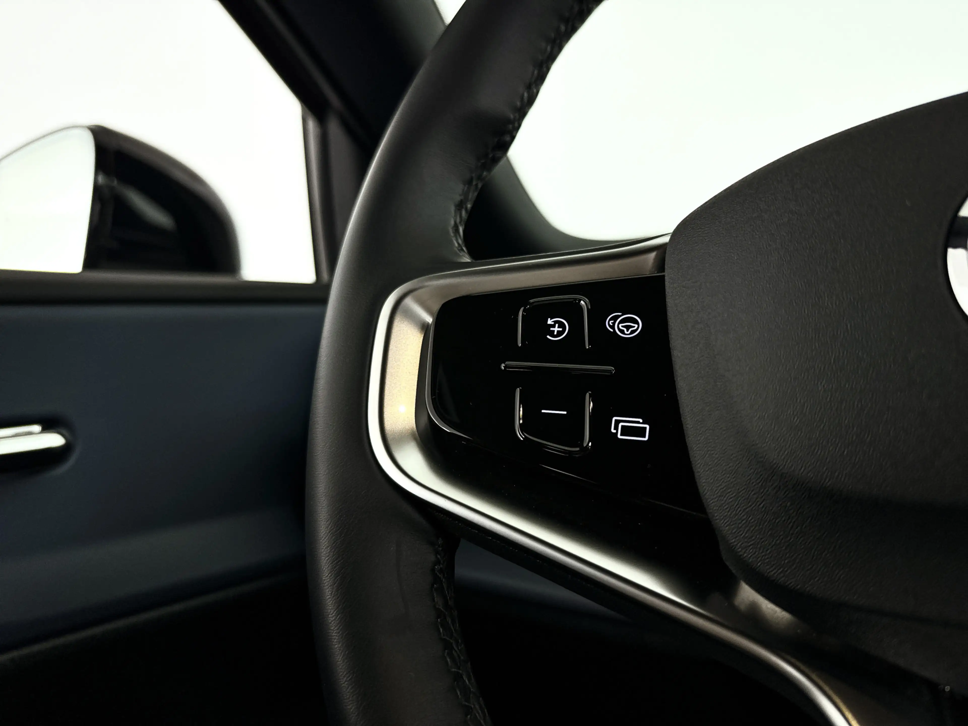 Volvo EX30 Single Motor Extended Range Plus 69 kWh | Parkeerc — photo 18