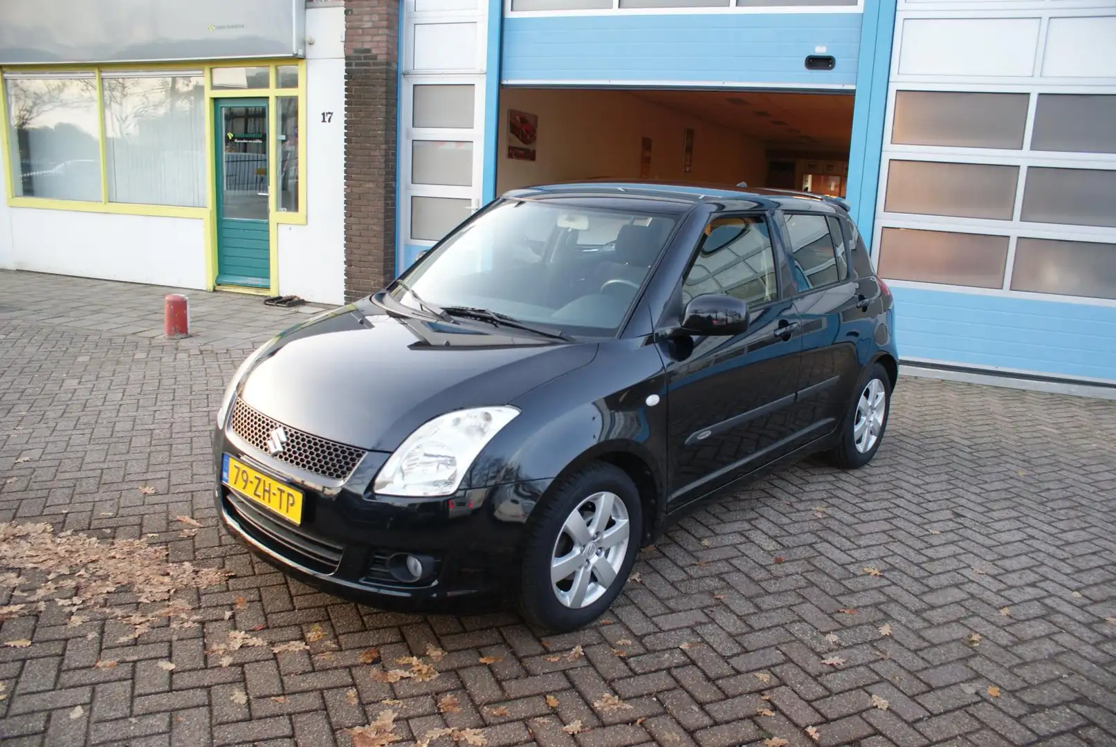 Suzuki Swift 1.3 Shogun Schwarz - 1