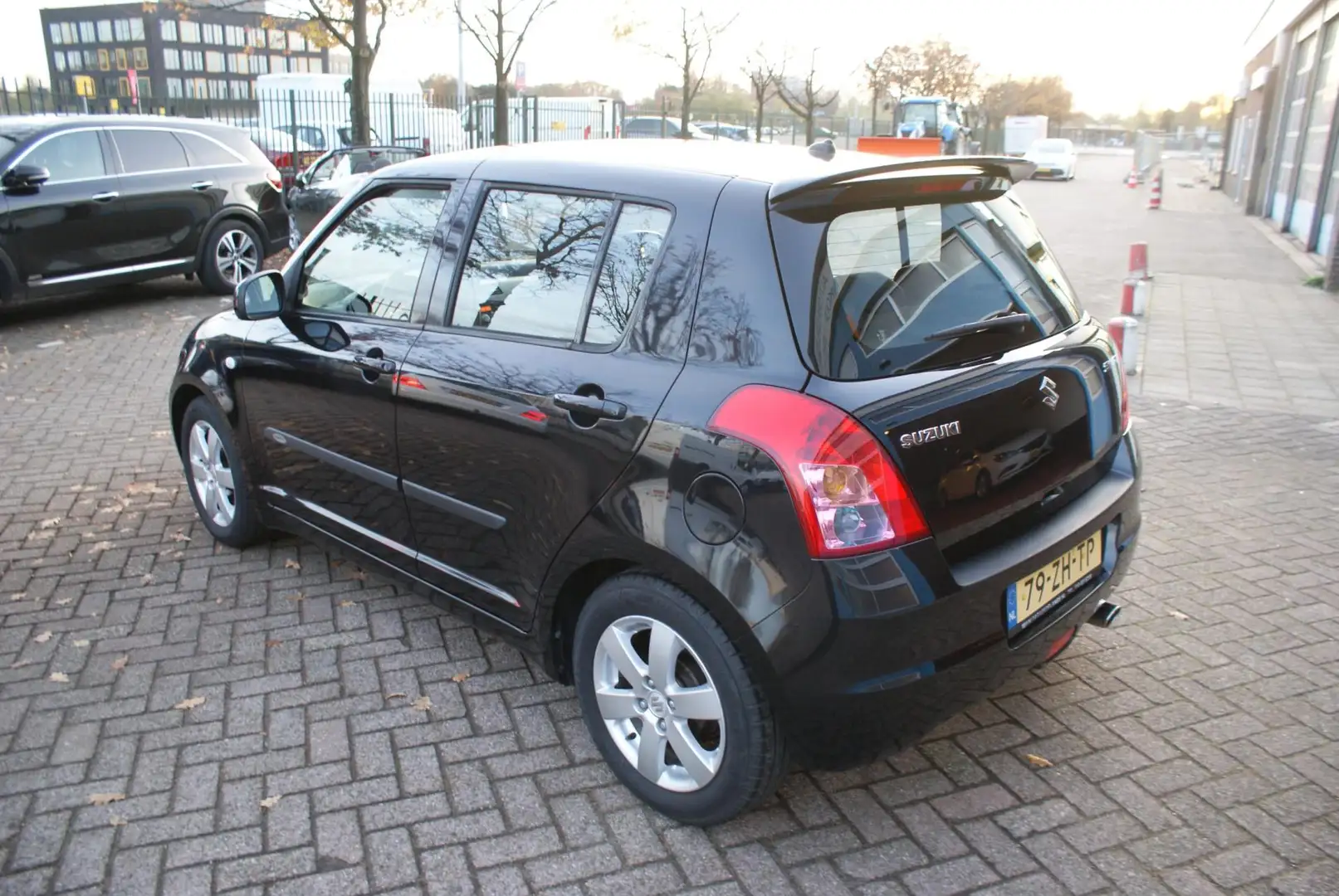 Suzuki Swift 1.3 Shogun Schwarz - 2