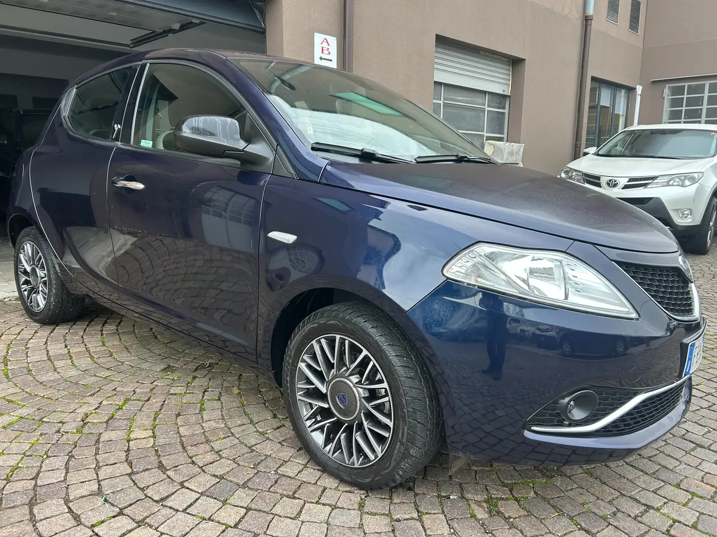 Lancia Ypsilon Ypsilon III 2016 1.2 Silver 69cv Blau - 2