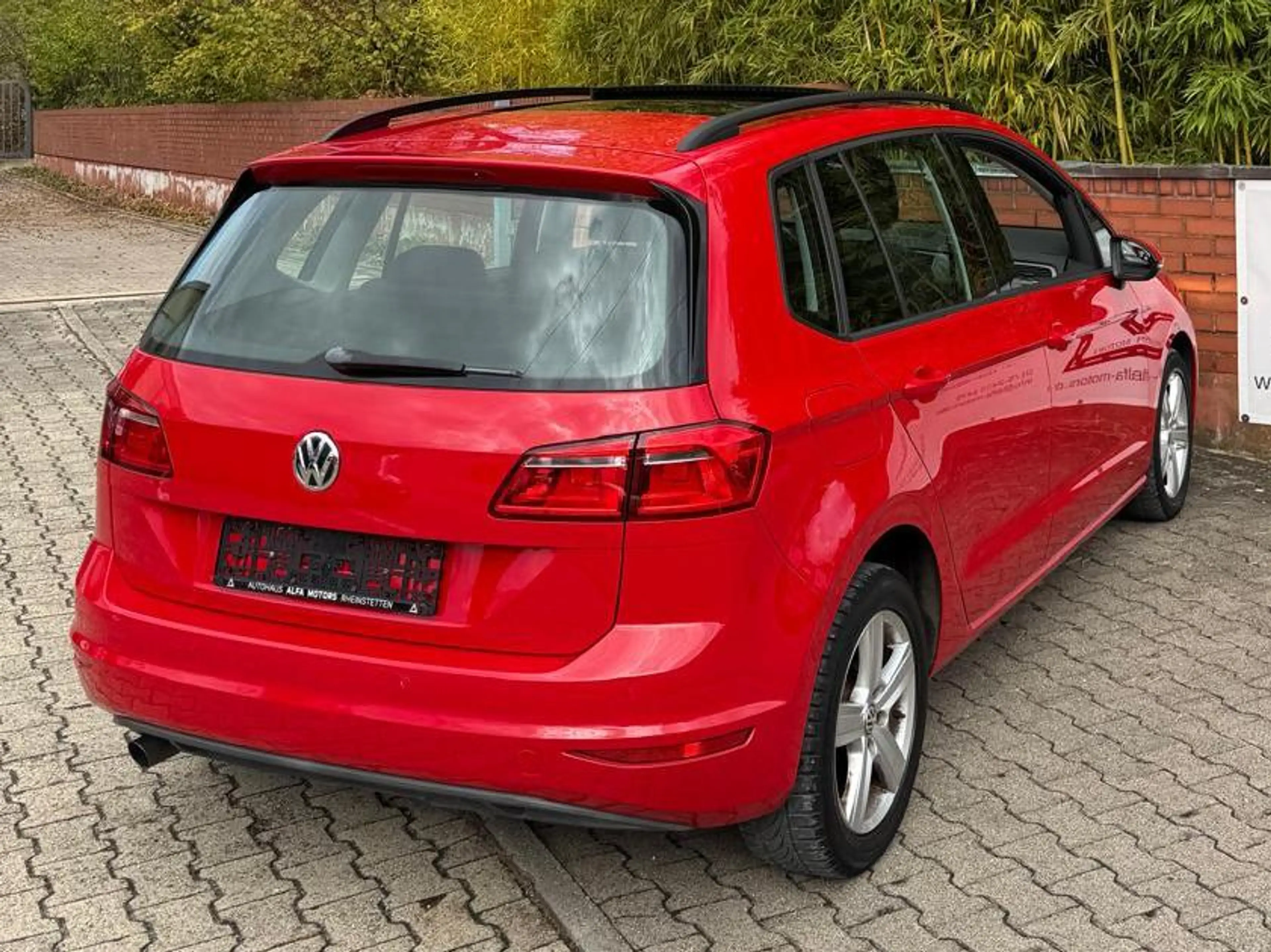 Volkswagen Golf Sportsvan Comfortline // 2-Hand // Automatik // Panorama // Schiebedach // Anhängerkupplung // — photo 4