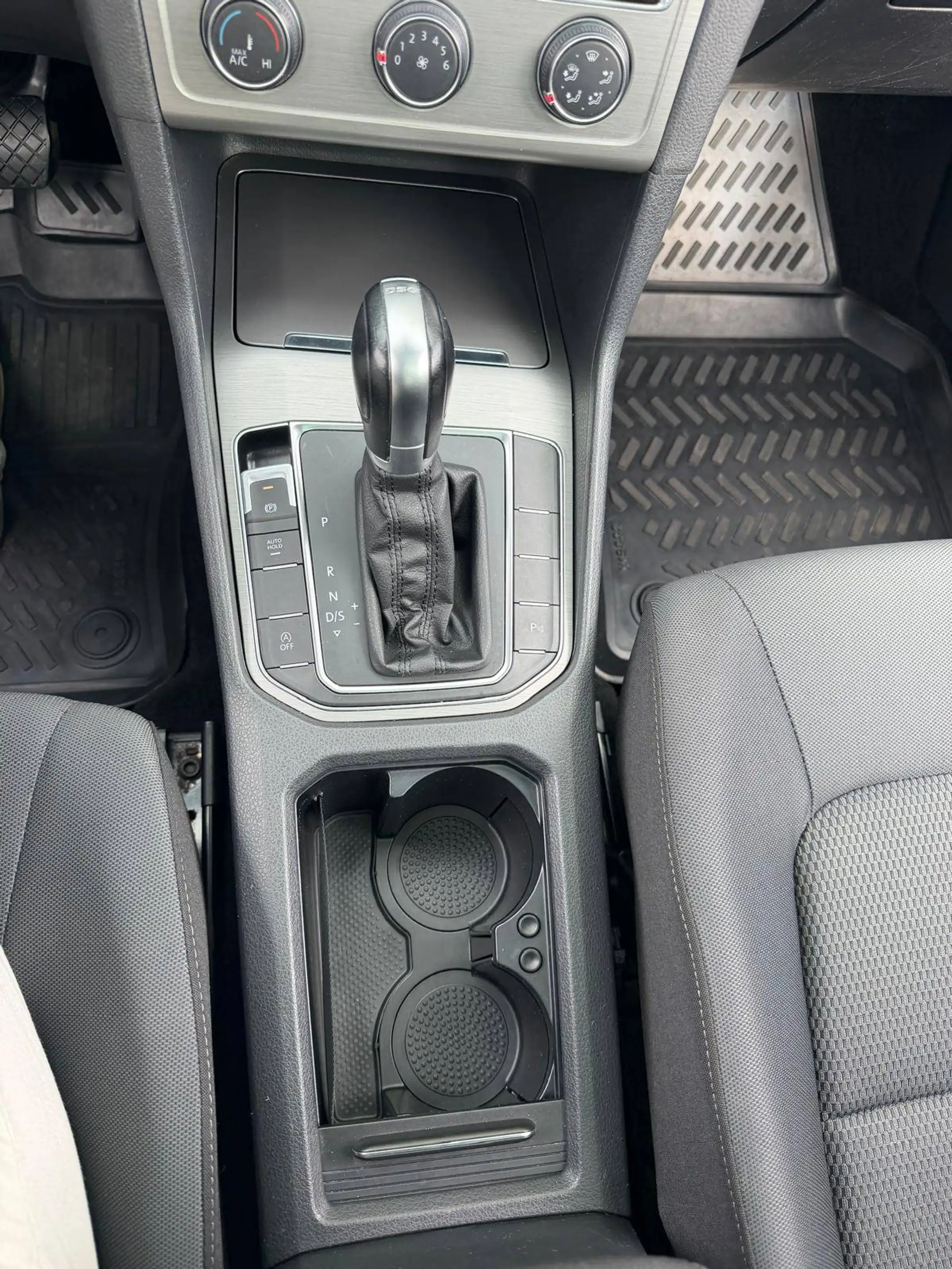 Volkswagen Golf Sportsvan Comfortline // 2-Hand // Automatik // Panorama // Schiebedach // Anhängerkupplung // — photo 14
