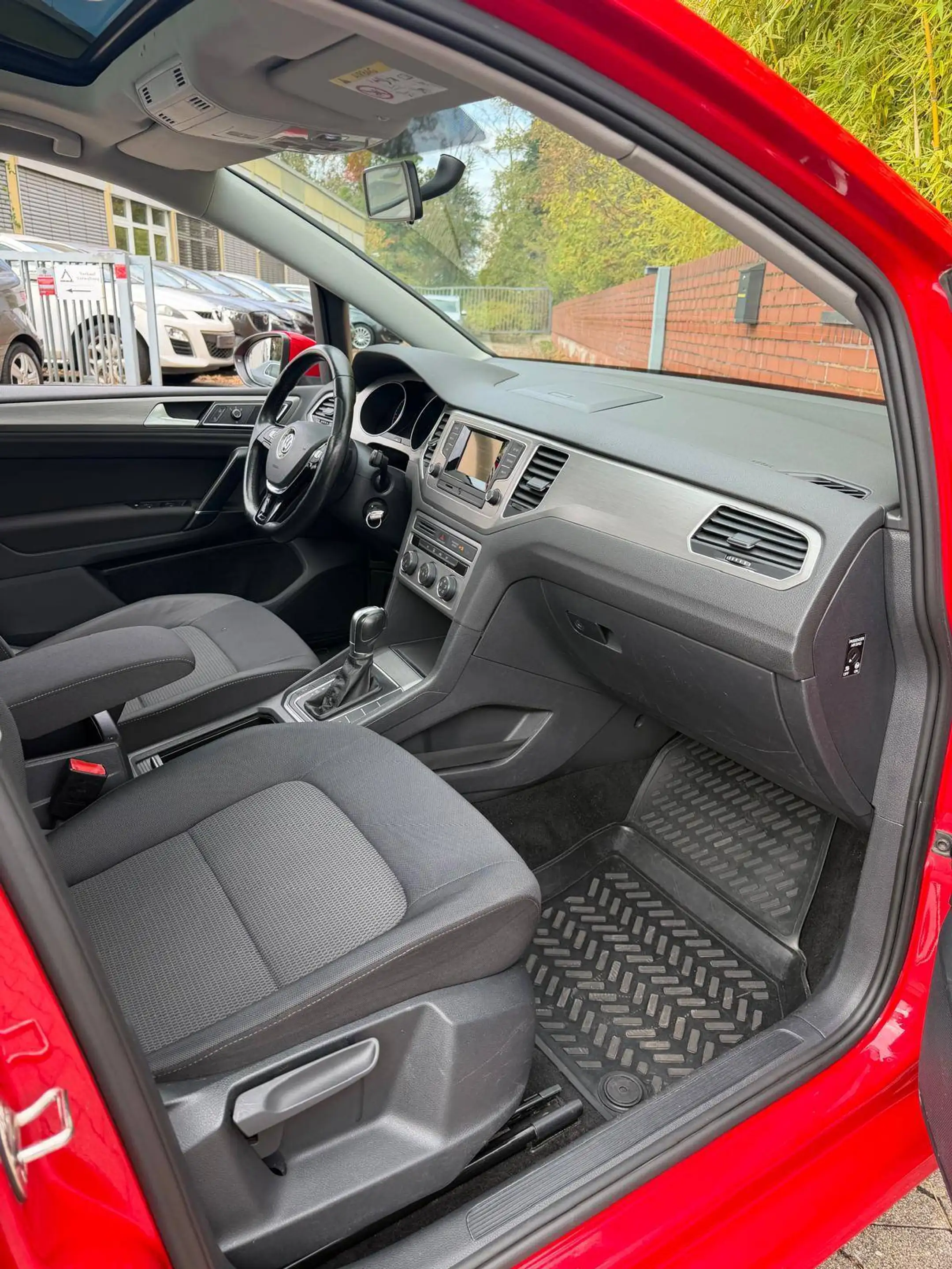 Volkswagen Golf Sportsvan Comfortline // 2-Hand // Automatik // Panorama // Schiebedach // Anhängerkupplung // — photo 7
