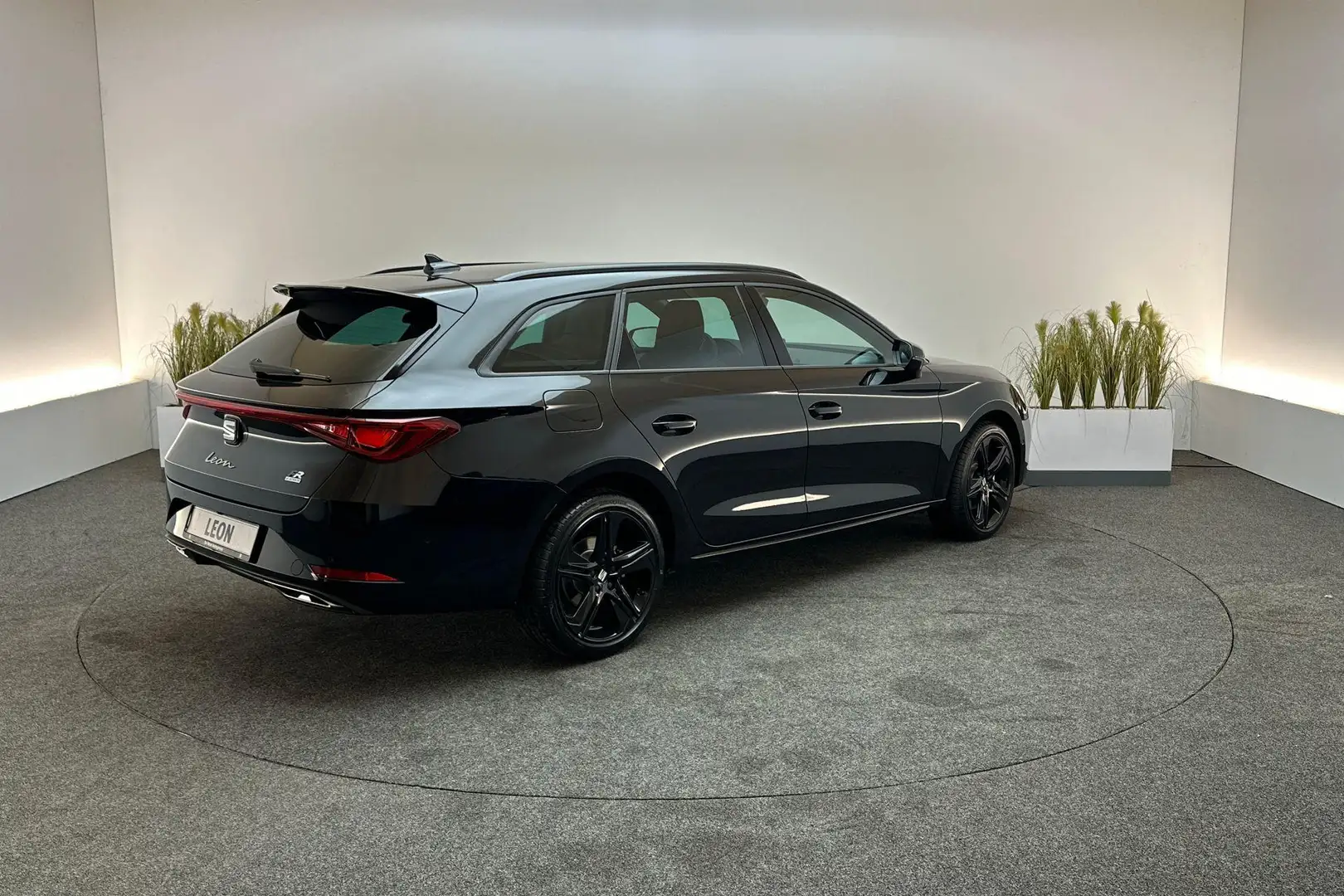 SEAT Leon Sportstourer FR Business 1.5 TSI DSG eHybrid Чорний - 2