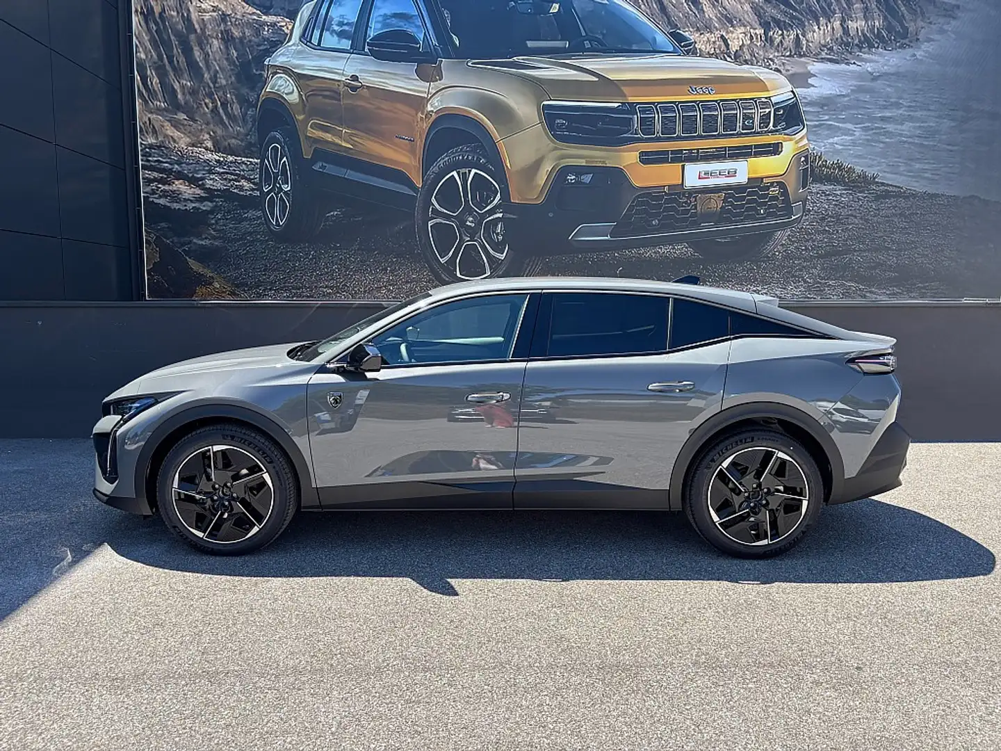 Peugeot 408 Hybrid 145 e-DCS6 GT inkl. 360° Vision Pack Grau - 2