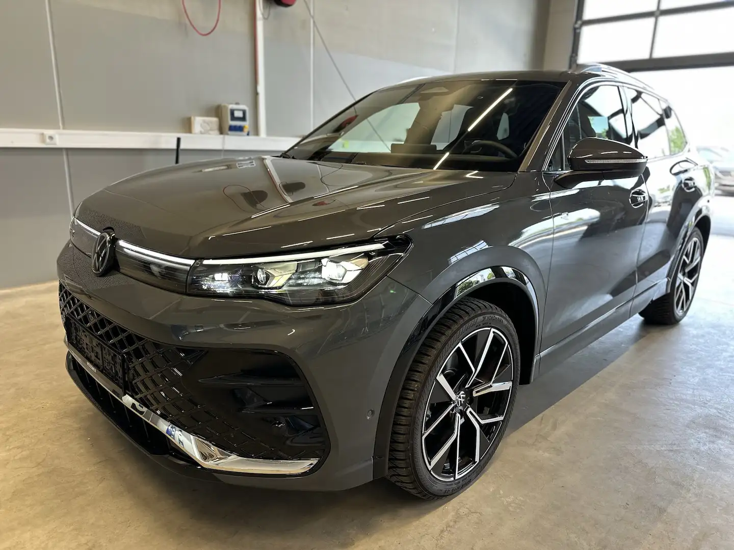 Volkswagen Tiguan III 1.5 eTSI 110 kW R-Line Harman Kardon Grau - 1