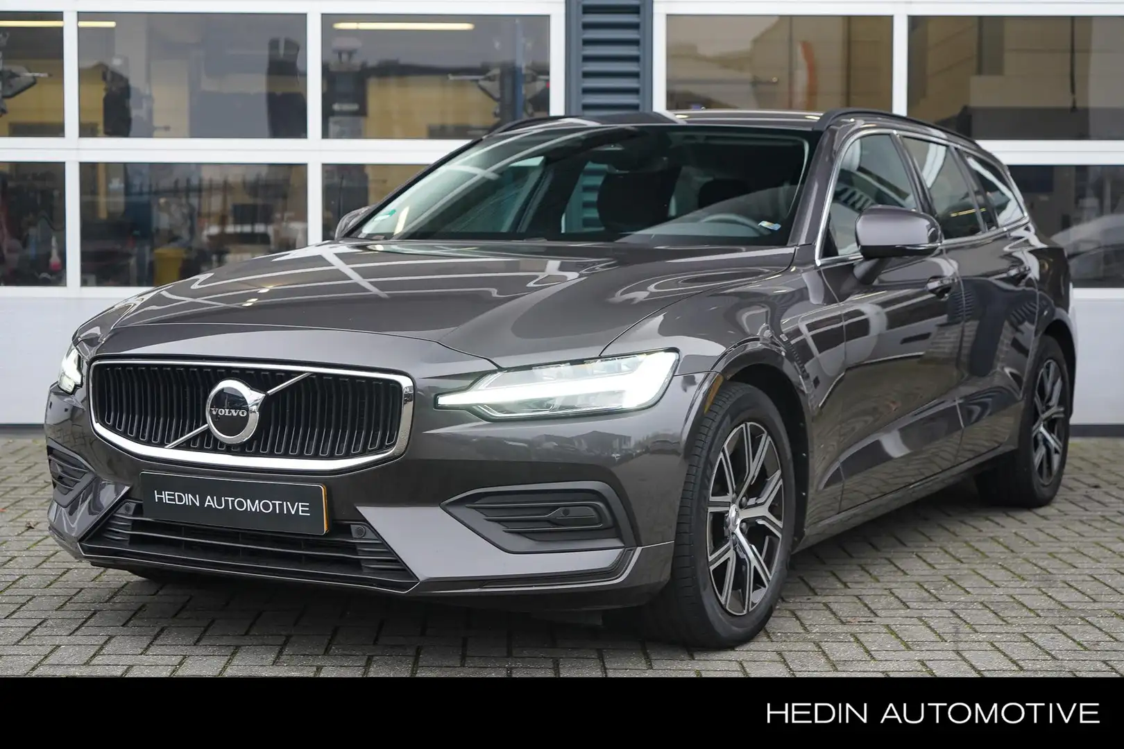 Volvo V60 2.0 B3 Core Grijs - 1