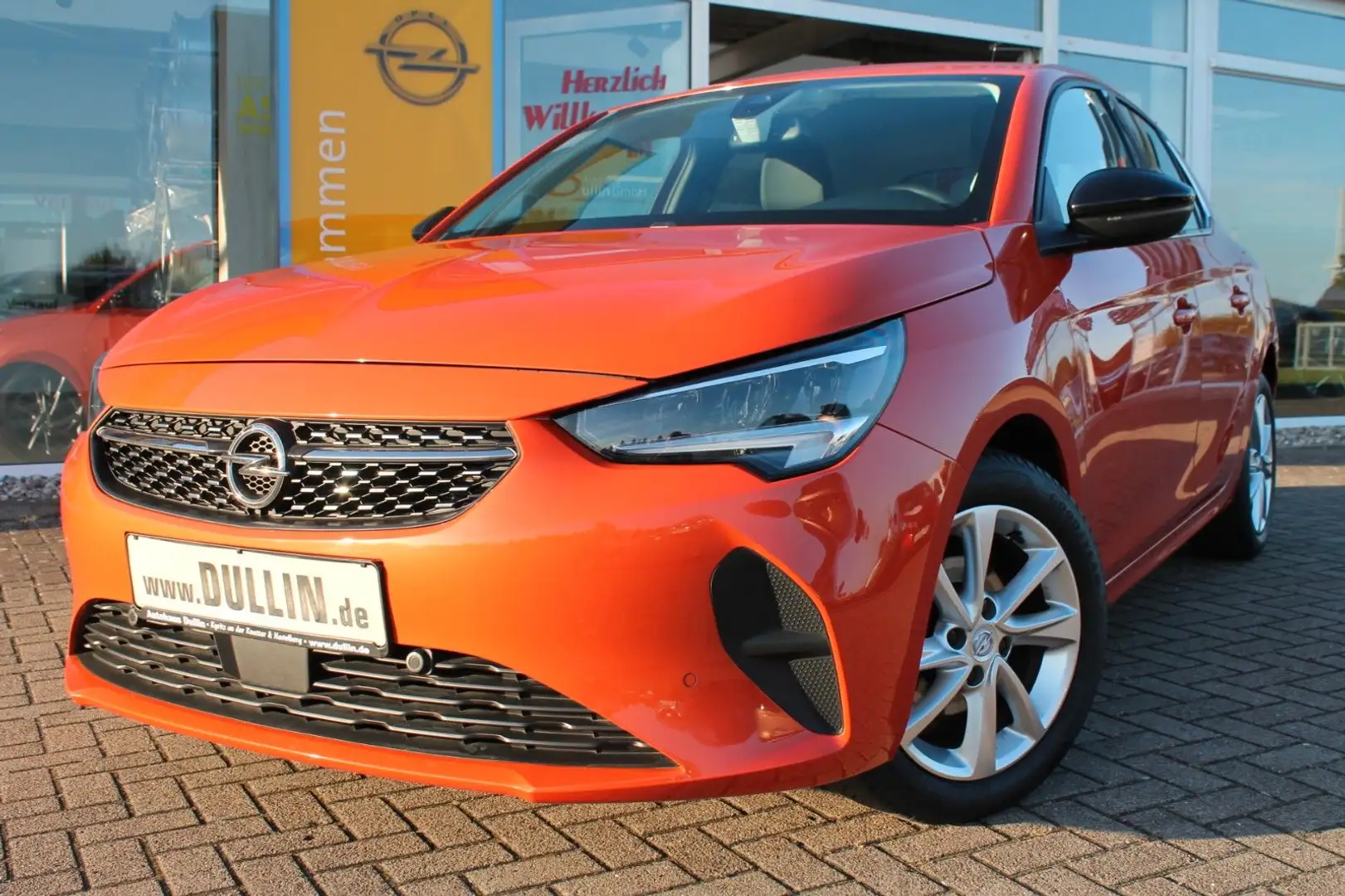 Opel Corsa F 1,2 Elegance Ganzjahresreifen Orange - 1