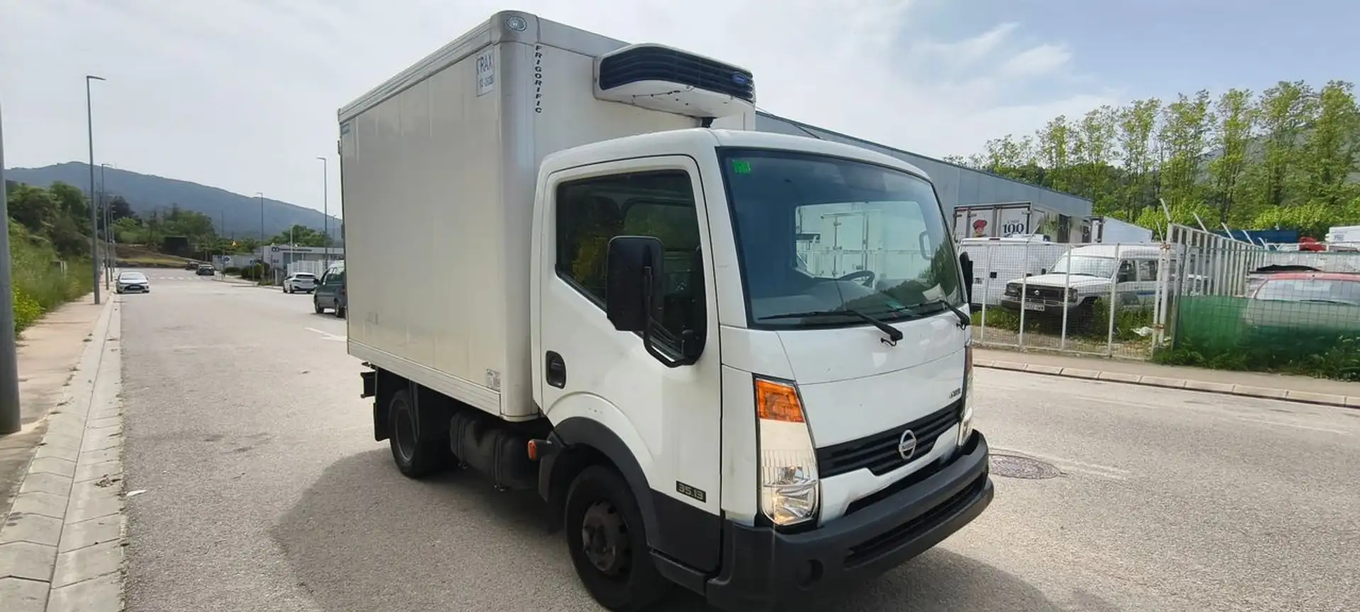Nissan Cabstar 35.14/1 Cabina Abatible Premium Blanco - 1