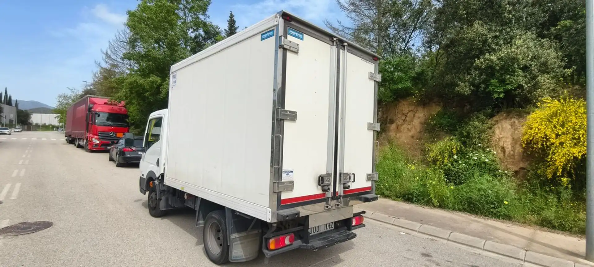 Nissan Cabstar 35.14/1 Cabina Abatible Premium Weiß - 2