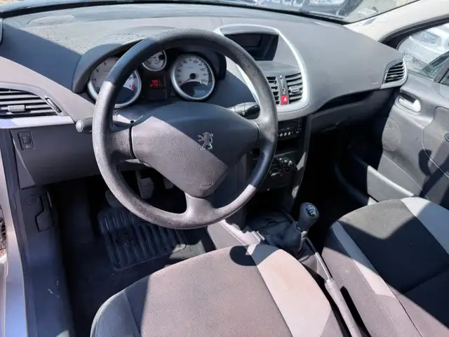 Peugeot 207 view 8