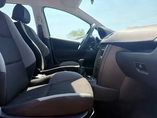 Peugeot 207 view 13