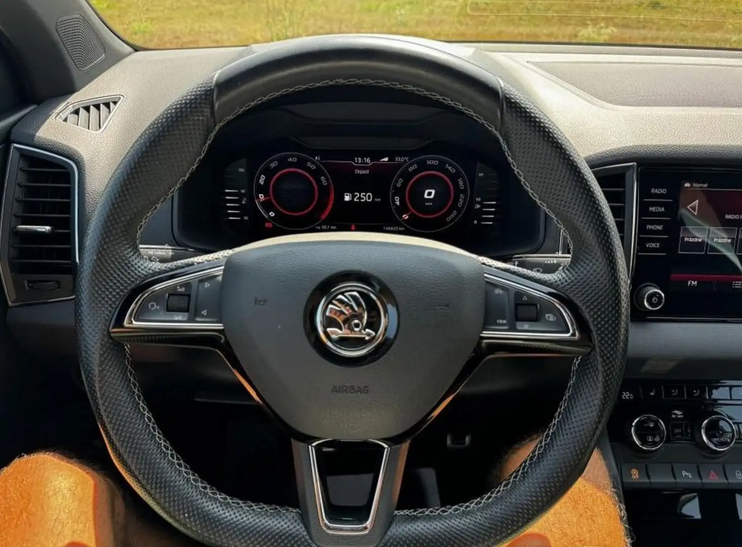 Skoda Karoq Karoq 1,5 TSI Sportline Sportline Weiß - 2