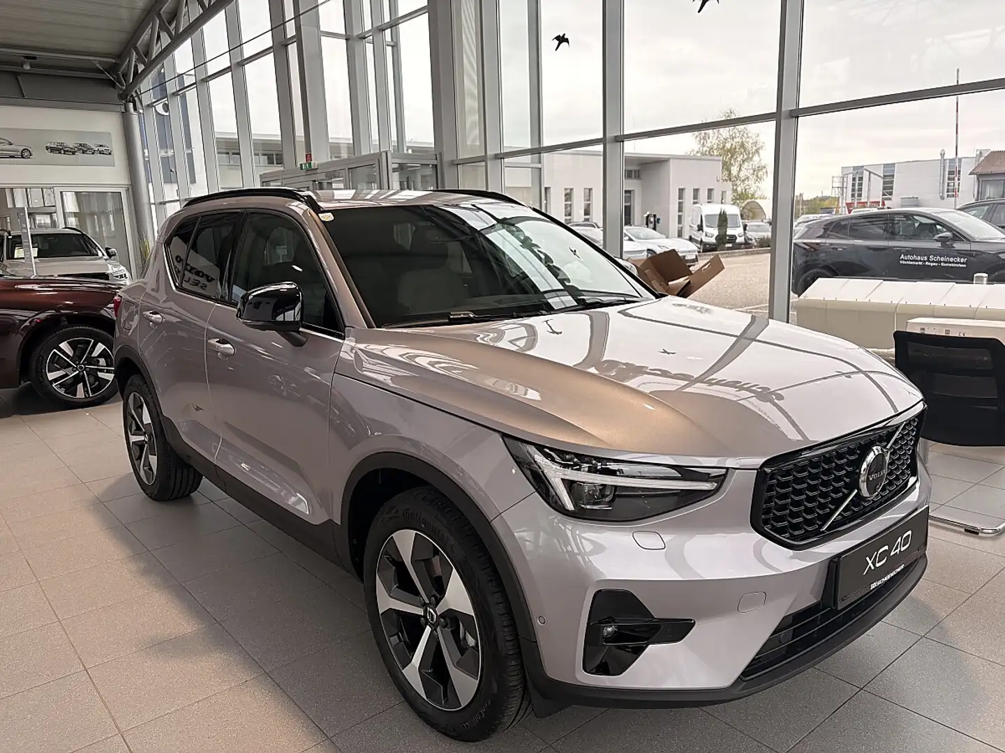 Volvo XC40 B3 Plus Dark Aut. Silber - 1