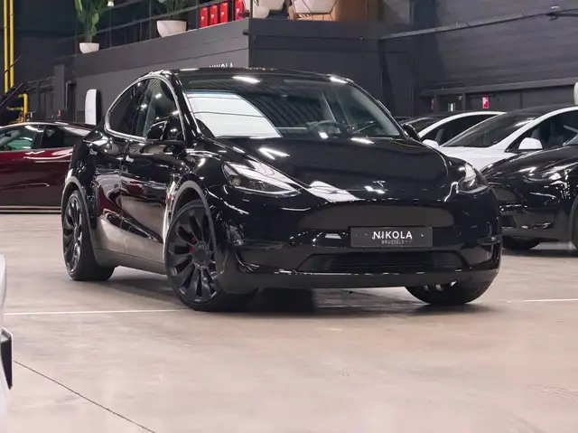Tesla Model Y PERFORMANCE  - RED BRAKES - AUTOPILOT ACTIVE - FULL BLACK