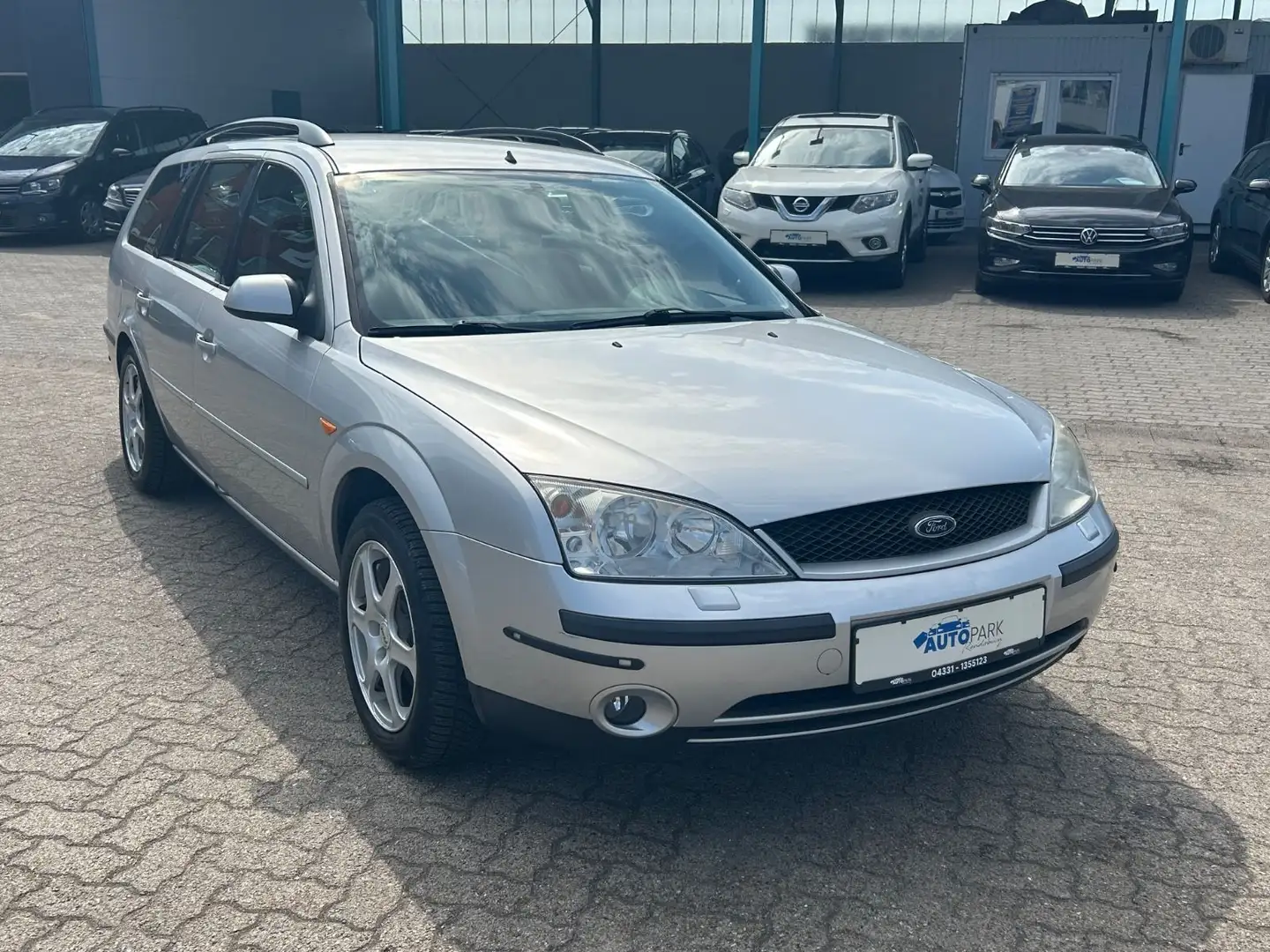 Ford Focus 1.8 Ambiente Schwarz - 2