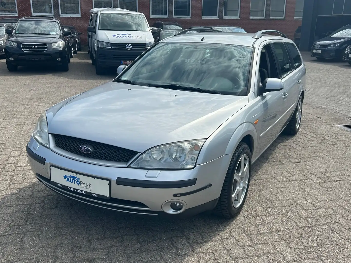 Ford Focus 1.8 Ambiente Schwarz - 1