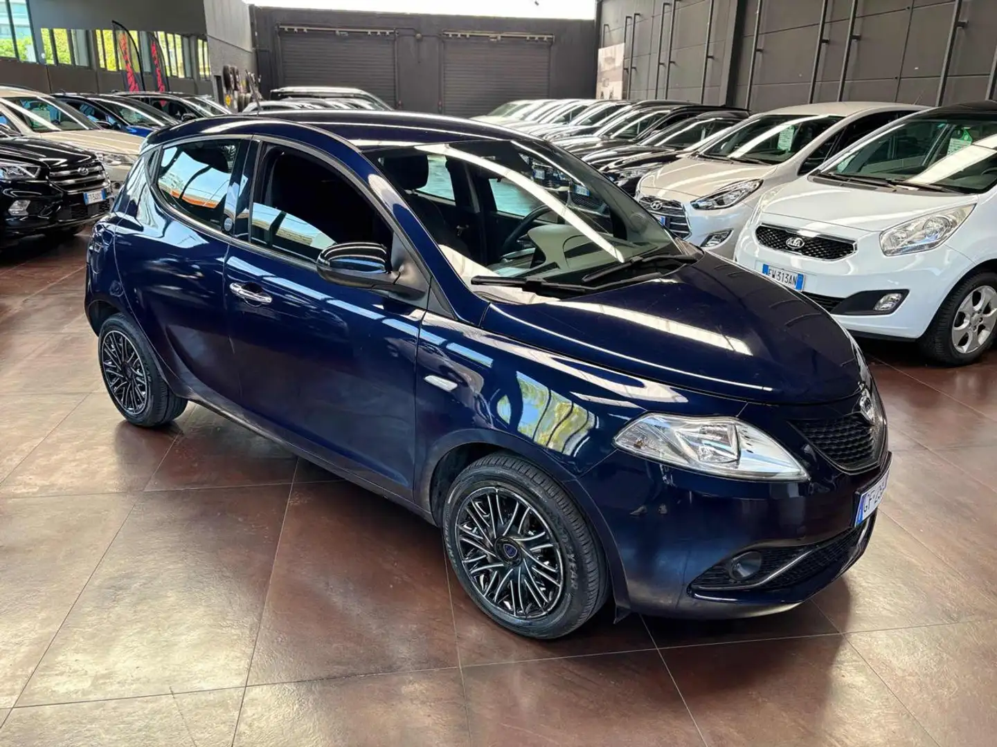 Lancia Ypsilon 1.0 FireFly 5 porte S&S Hybrid Ecochic Gold Blu/Azzurro - 1