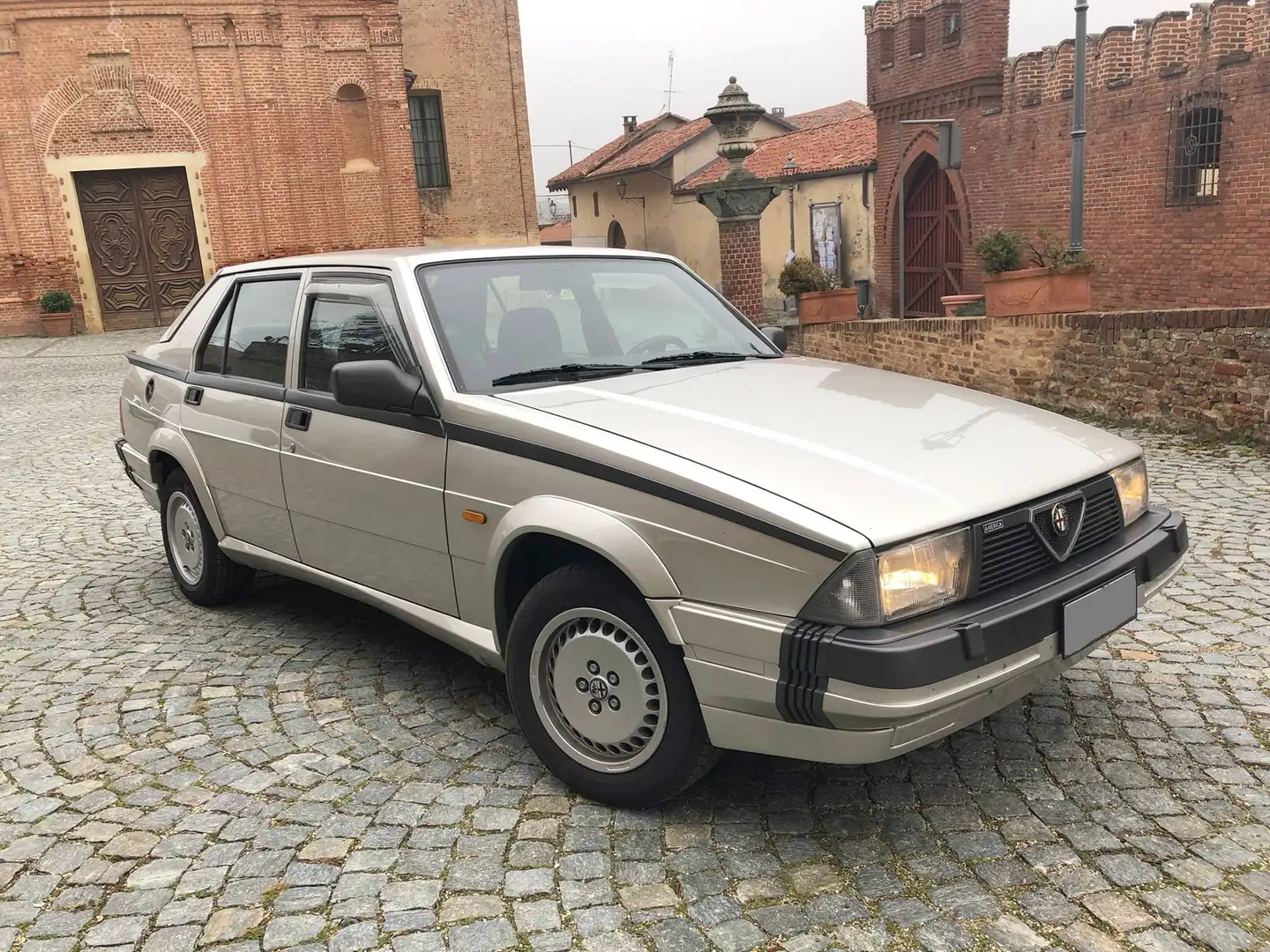 Alfa Romeo 75 3.0i V6 America  Prima serie,NO CAT , ASI Argent - 2