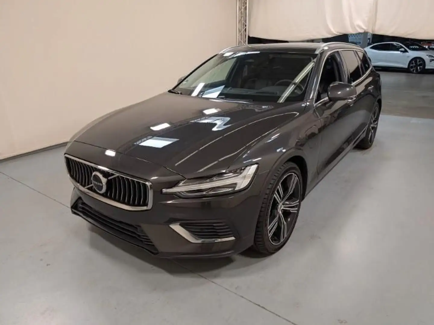 Volvo V60 T6 Ultra Bright Recharge Plug-In Hybrid A Grau - 2