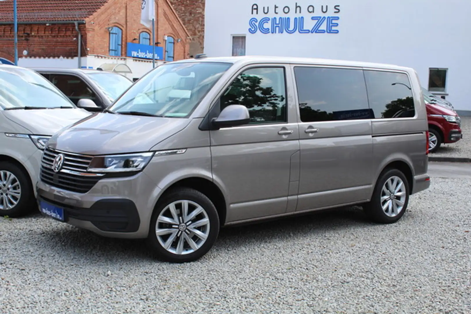 Volkswagen T6.1 Multivan Comfortline 150PS DSG LED Navi AHK Beige - 1