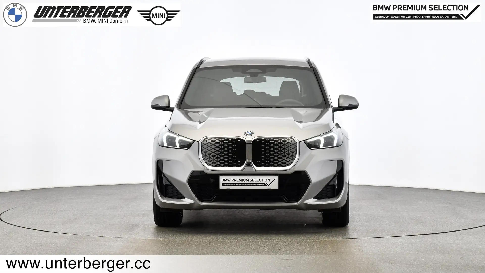 BMW iX1 eDrive20 M Sportpaket // Anhängerkupplung // Head- Silber - 2