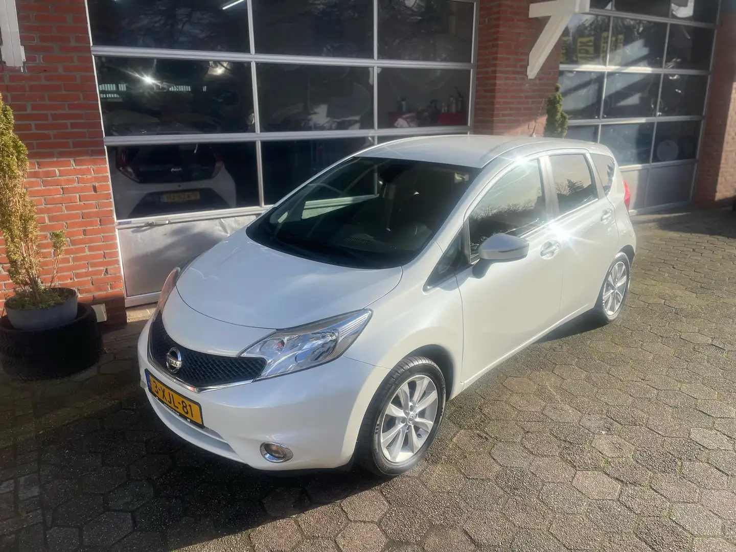Nissan Note 1.2 DIG-S Connect Ed Weiß - 1