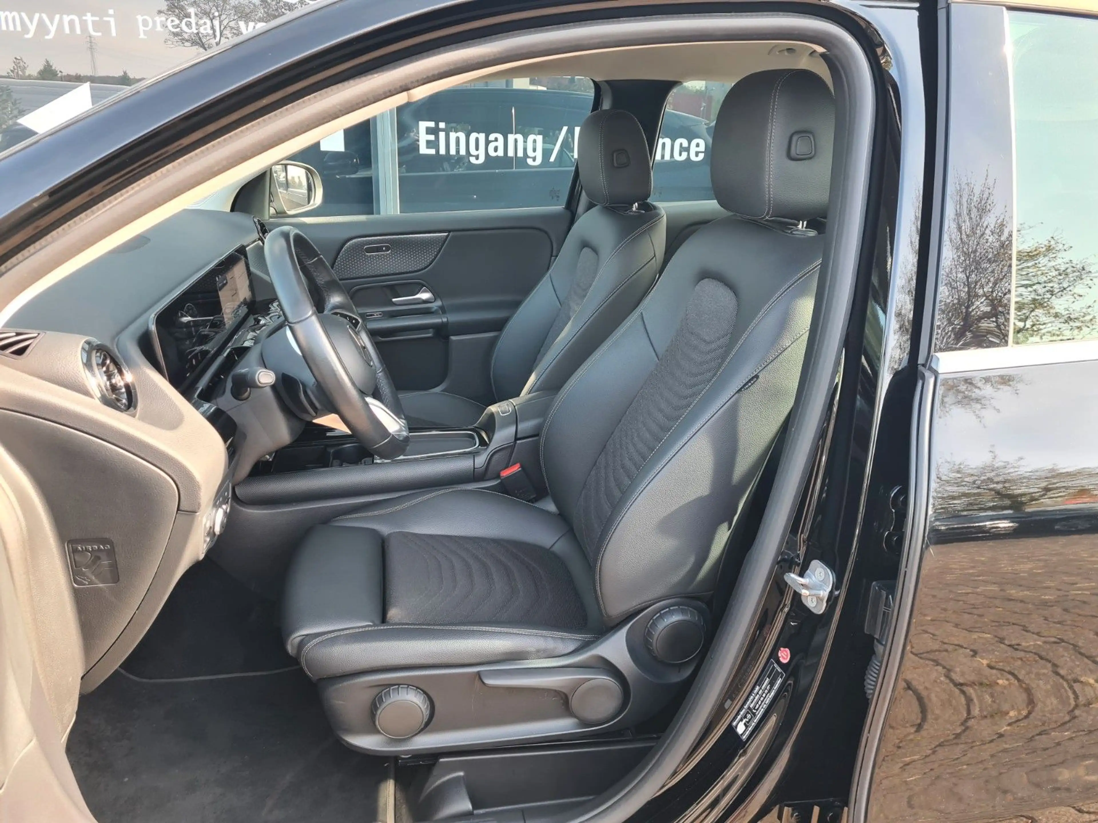 Mercedes-Benz GLA 180 7G DCT - NAVI - CAM - 8 x ALU - — photo 13