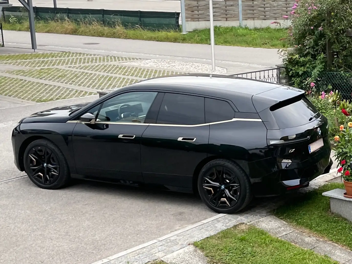 BMW iX xDrive40 71kWh Schwarz - 1