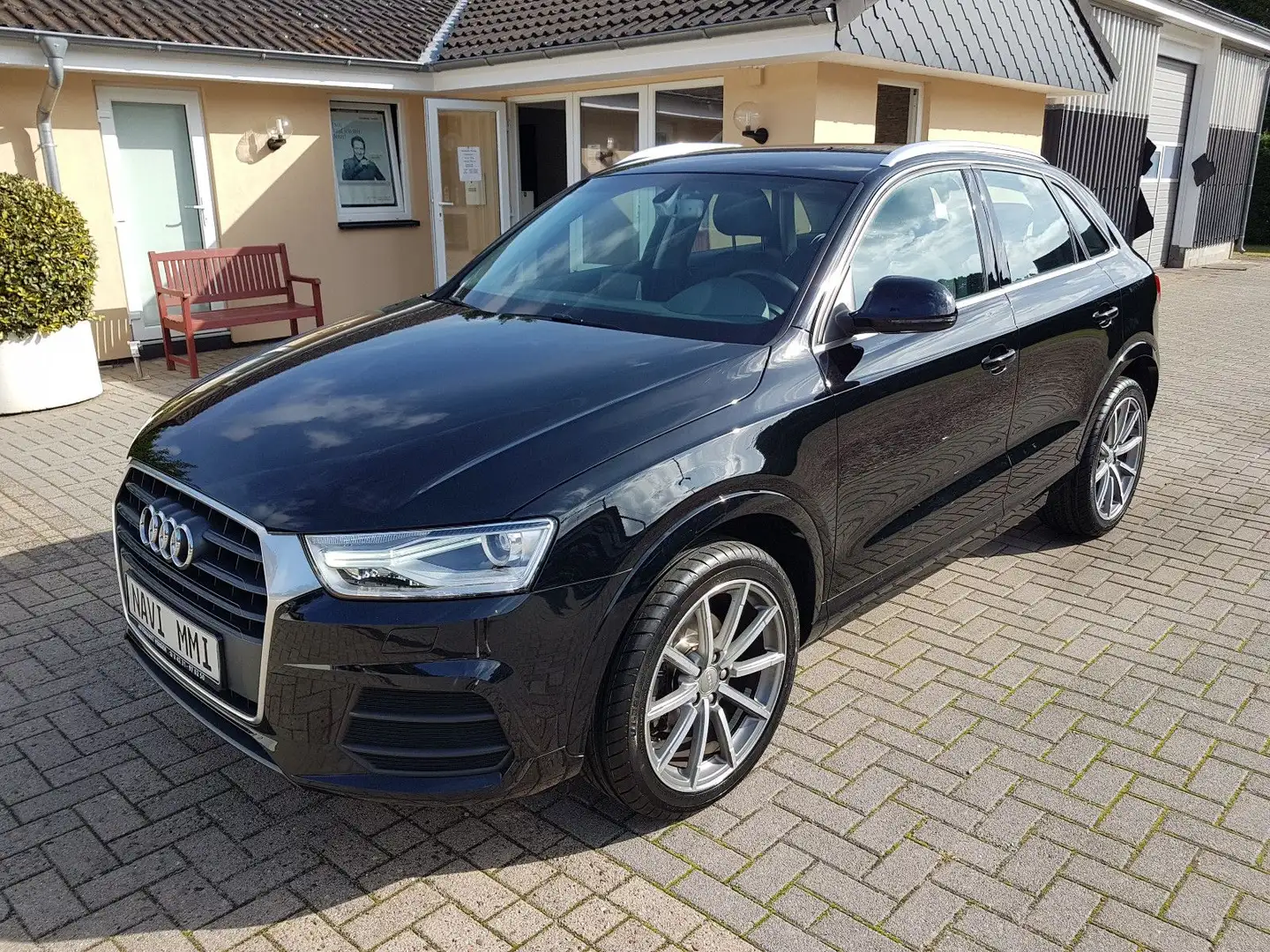 Audi Q3 Sport  NAVI  LED  XENON  ALU 19" Schwarz - 1