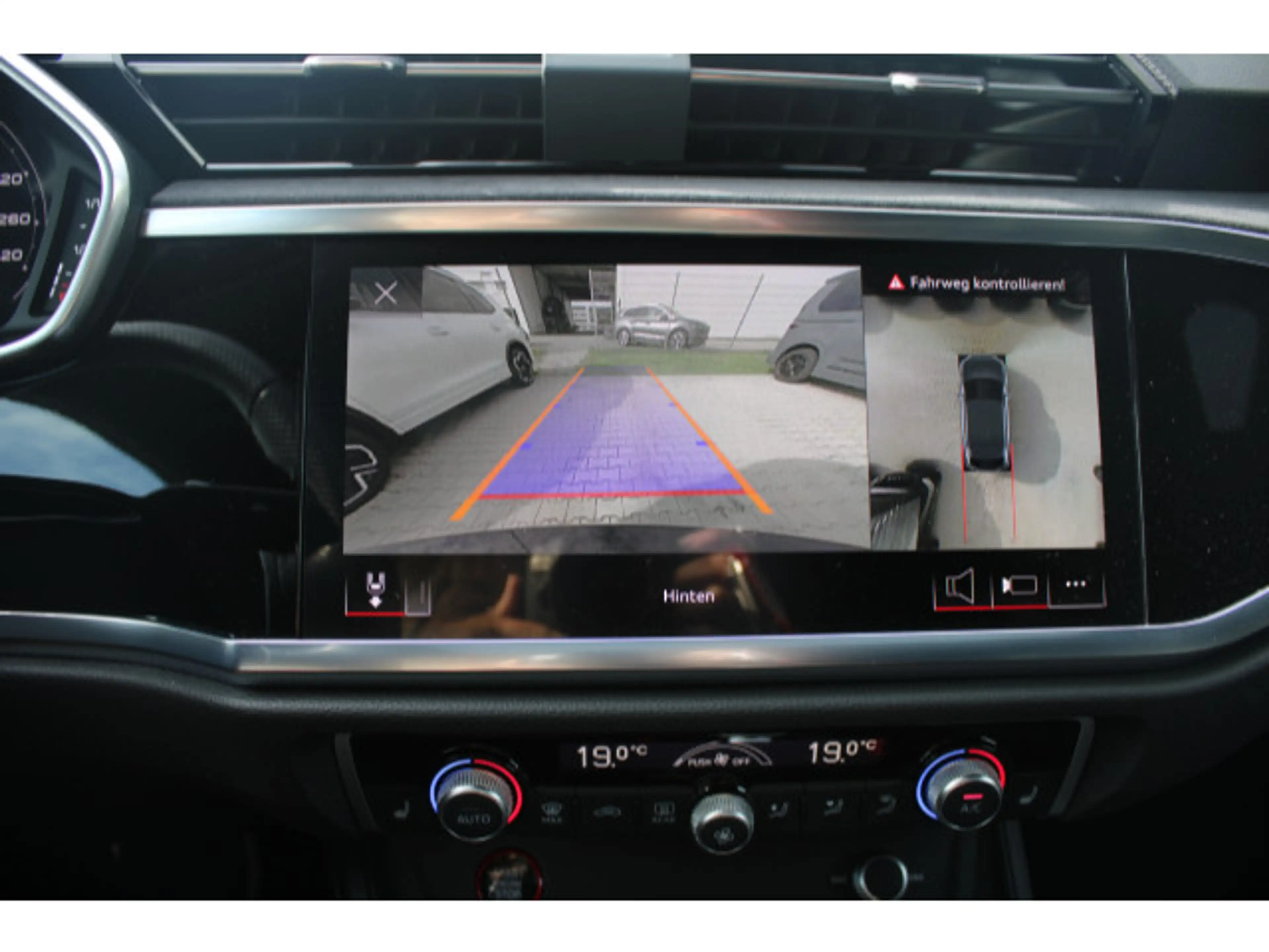 Audi RS Q3 2.5 TFSI quattro S-tronic Pano/E — photo 4
