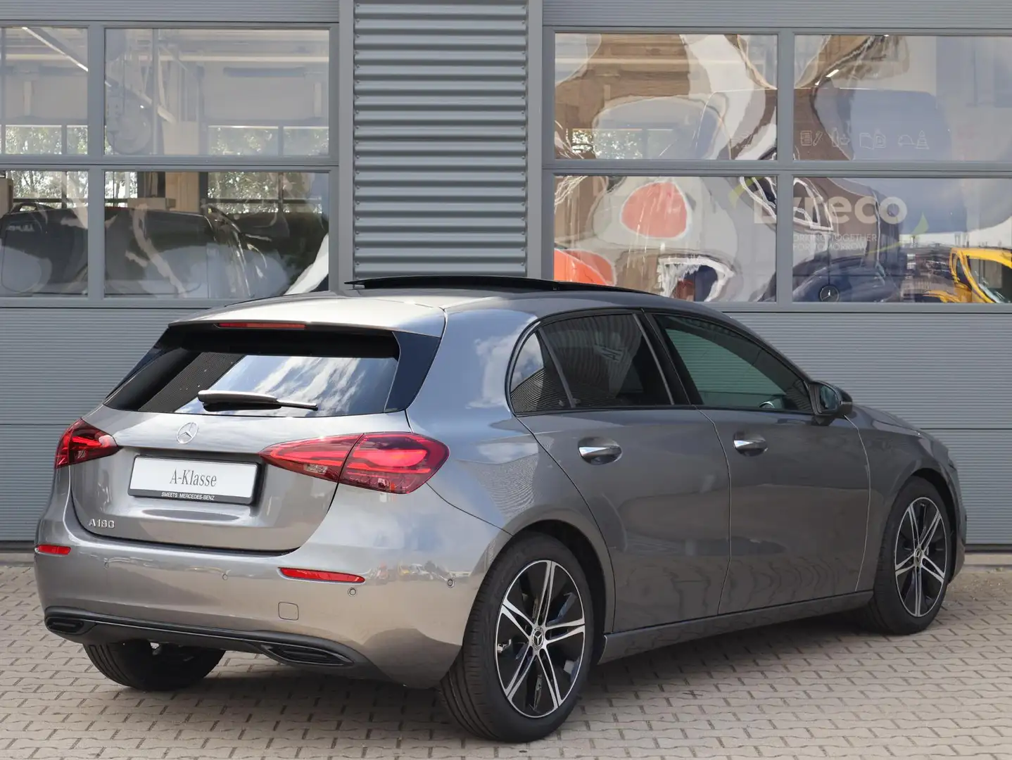 Mercedes-Benz A 180 Star Edition Luxury Line | Panoramadak | Burmester Grijs - 2